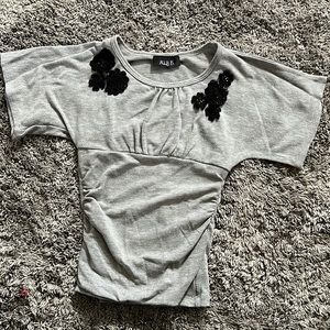 Beautiful dolman sleeve 1/2 sleeve gray shirt with appliqué flowers. Size S